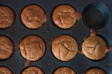 Ev yapımı çikolatalı kekler. Fırında silikon kalıplı..