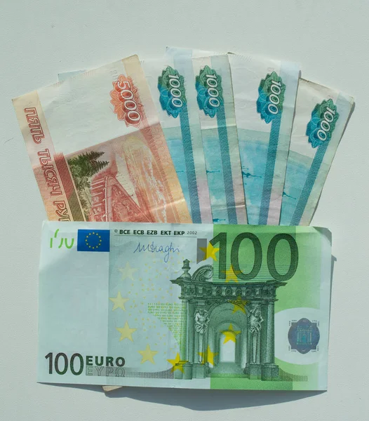 Euro, ruble banknotlar. Uluslararası para birimleri. Döviz kuru