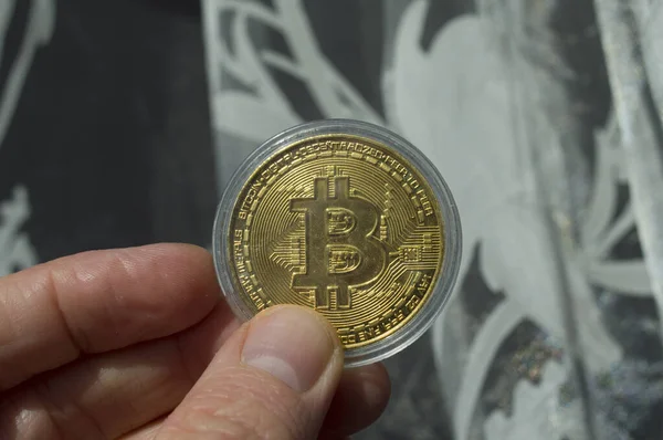 Altın Bitcoin 'i tutan insanlar