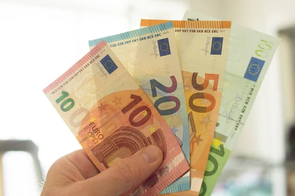 Avro para birimini tutan adam