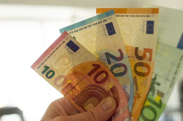 Avro para birimini tutan adam