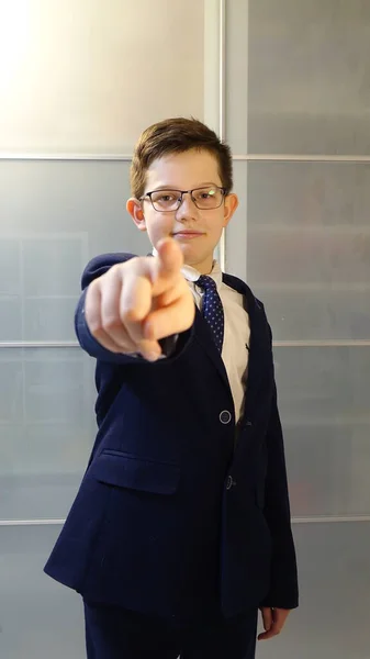 Mutlu okul çocuğu elini ileri uzattı. Yüze odaklan.