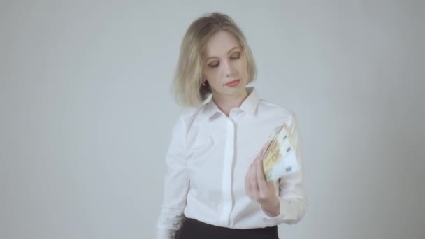 Pebisnis Wanita Berpakaian Putih Memilih Antara Kartu Kredit Dan Uang — Stok Video
