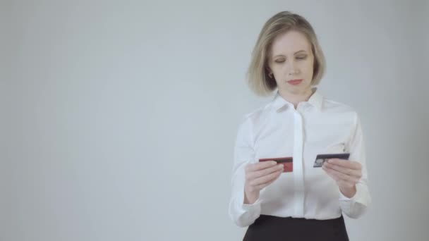 Podnikatelka Bílém Vybírá Mezi Kreditní Kartou Debetní Kartou Video Záběr — Stock video