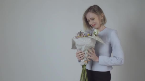 Jolie Femme Studio Isolé Sur Blanc Tenant Bouquet Fleurs Profiter — Video