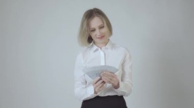 Sarışın kadın, banka çalışanı beyaz arka planda avroyu havaya fırlatıyor. 4k video.