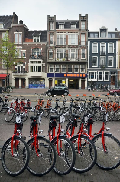Amsterdam Bisikletleri boş sokak