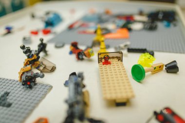 Masadaki renkli plastik tuğlalara yaklaş. Erken öğrenme. Oyuncak geliştirme sökülmüş plastik yapıcı