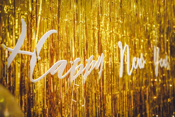 Nowa strefa fotograficzna ze złotym deszczem i białym napisem Happy year words. Dekoracja świąteczna. Koncepcja świąteczna — Zdjęcie stockowe