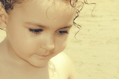 Aşağı bakıyor ıslak dalgalı saçlı güzel kız