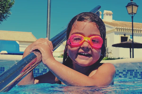 Kleines Mädchen mit rosa Brille lächelt in die Kamera — Stockfoto