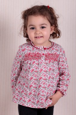 güzel bir ifade ile güzel bir beyaz kız