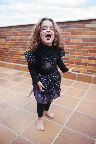 Girl dressed in witch costume screaming with eyes closed — Stock Photo, Image