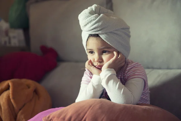 Грустная девушка с полотенцем на голове — стоковое фото