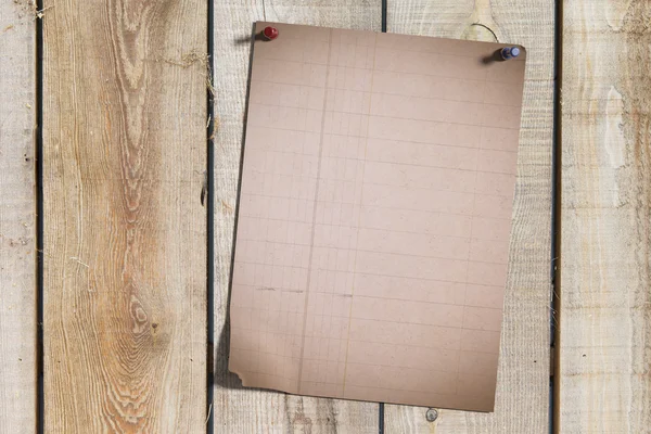 Vel papier op houten planken — Stockfoto
