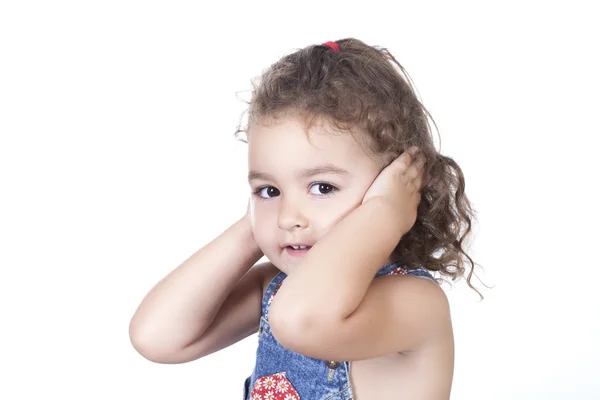 Портрет девочки, закрывающей уши от шума — стоковое фото