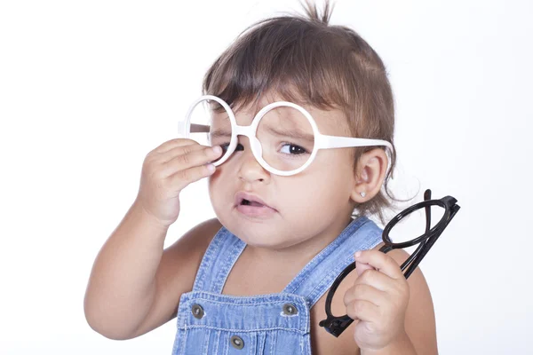 Πορτρέτο του χαριτωμένο μικρό κορίτσι που προσπαθεί με γυαλιά — Φωτογραφία Αρχείου