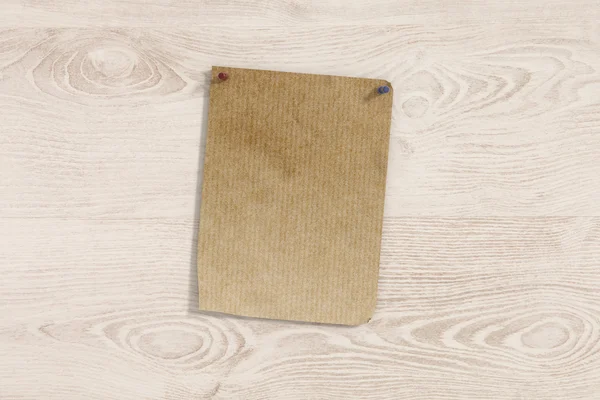 Καρφιτσωμένα σελίδας στον ξύλινο τοίχο — Φωτογραφία Αρχείου