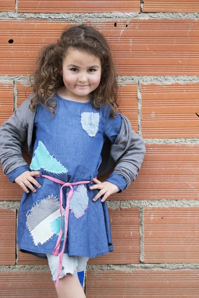 Fyra år flicka klädd som en uteliggare — Stockfoto