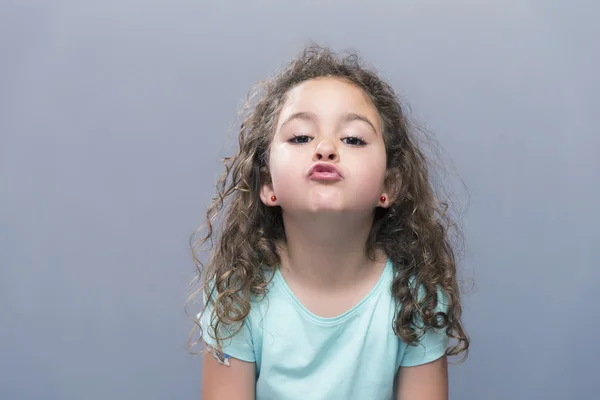 Liten brunett tjej att göra luften kiss — Stockfoto