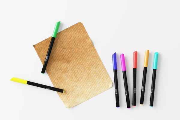 Bolígrafos coloridos con hoja de papel — Foto de Stock