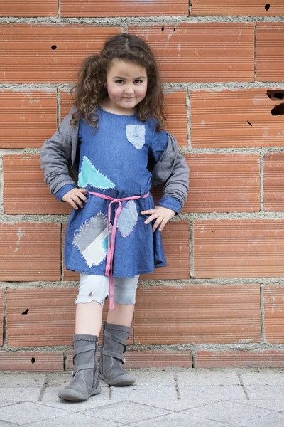 Chica de cuatro años vestida como un vagabundo —  Fotos de Stock