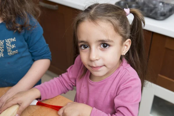 Schöne und schöne Brünette 4 Jahre altes Mädchen schaut in die Kamera — Stockfoto