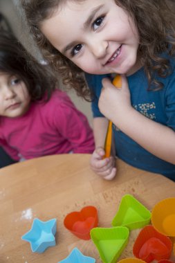 Küçük kız siling kameraya ararken