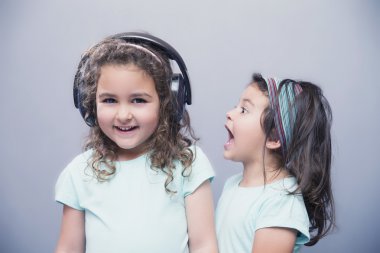 Gülümseyen kız müzik kulaklık kız kardeşiyle çığlık dinlemek