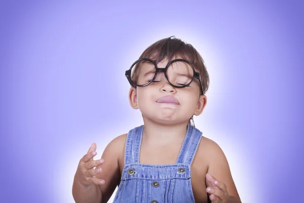 Šťastné dětství v brýlích něco těší se zavřenýma očima Royalty Free Stock Obrázky