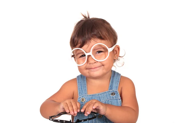 Маленькая девочка и очки — стоковое фото