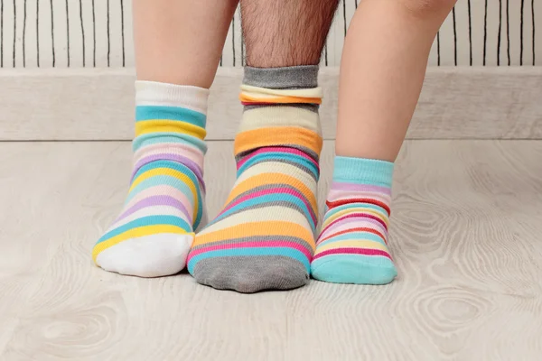 Familie in Socken — Stockfoto