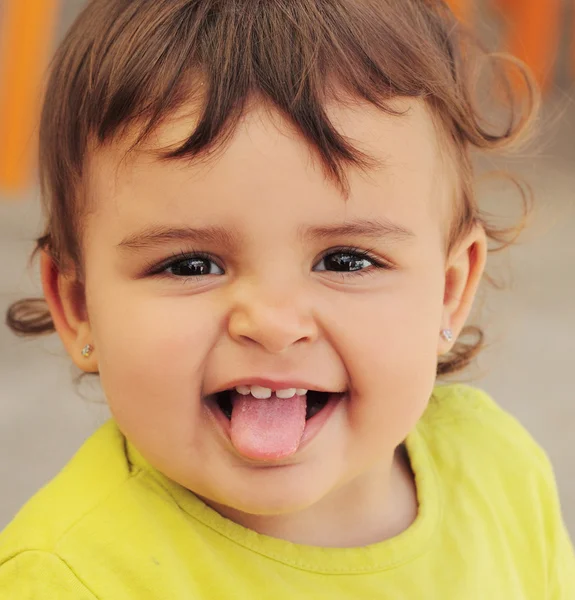 Baby streckt ihre Zunge heraus — Stockfoto