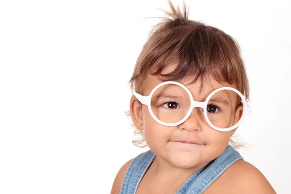 Liten flicka och glasögon — Stockfoto