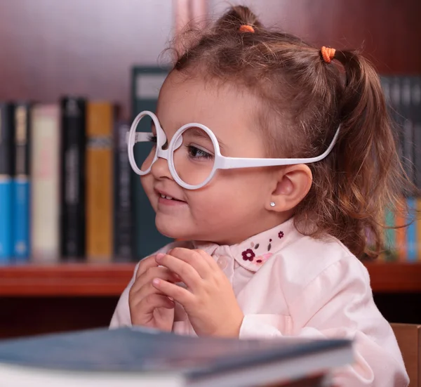 Mädchen in der Bibliothek — Stockfoto