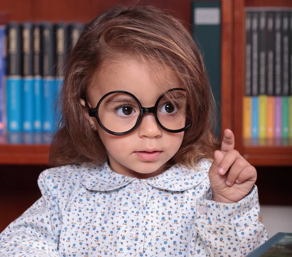 Mädchen in der Bibliothek — Stockfoto