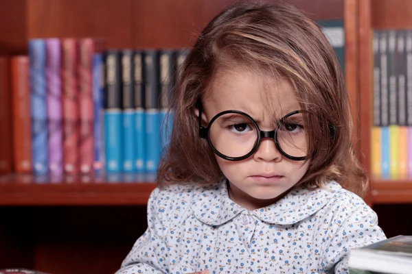 Mädchen in der Bibliothek — Stockfoto