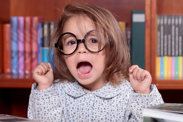 Mädchen in der Bibliothek — Stockfoto