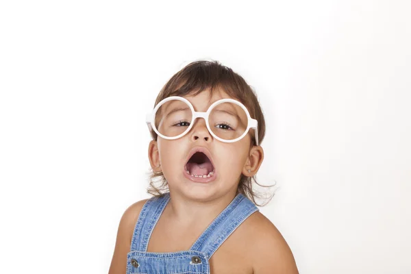 小さな女の子とメガネ — ストック写真