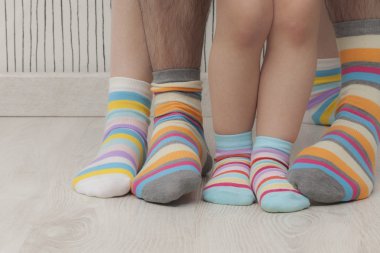 Aile yalınayak
