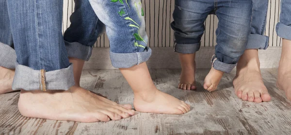 Familie barefoot — Stockfoto