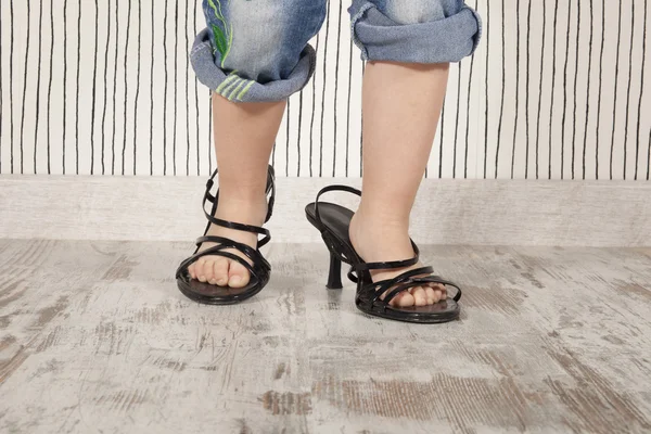 Girl and heels — Stock Photo, Image