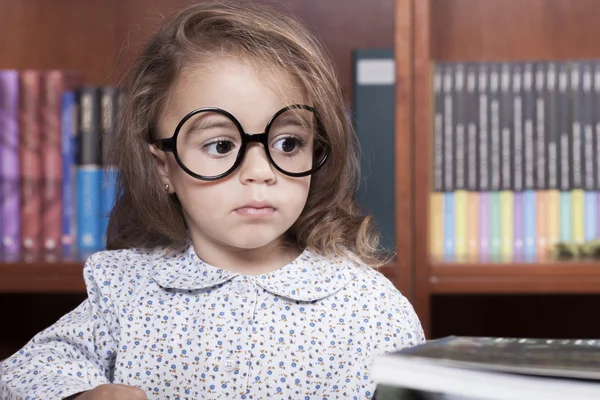 Mädchen in der Bibliothek — Stockfoto