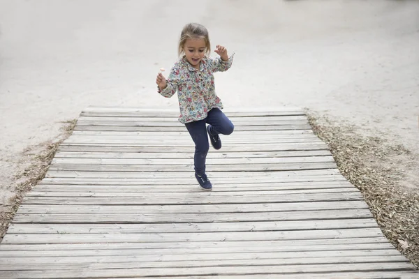 Fyraårig flicka hoppar och leker — Stockfoto