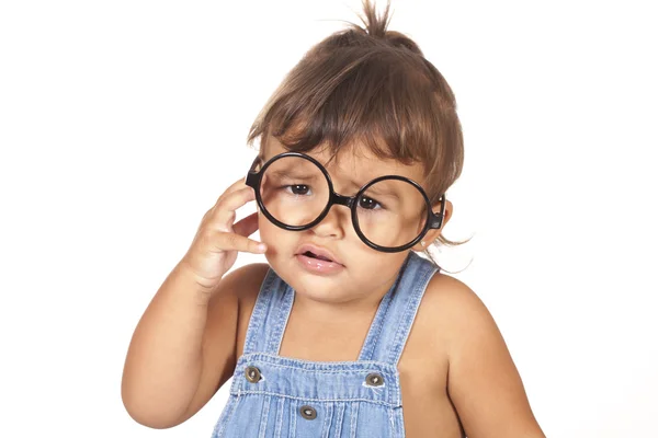 Piękny zły kaukaski dziewczyna w okularach — Zdjęcie stockowe