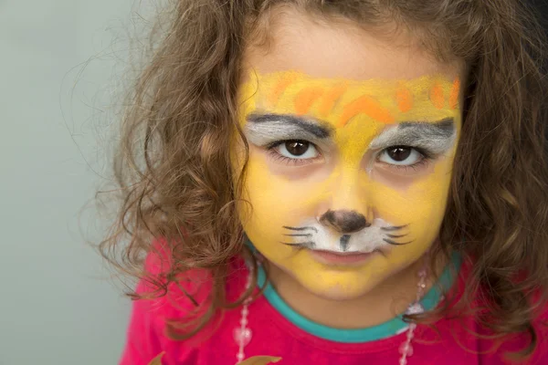 4 år tjej med ansiktet målade som en tiger — Stockfoto