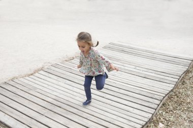 Atlama ve oynarken dört yıl kız