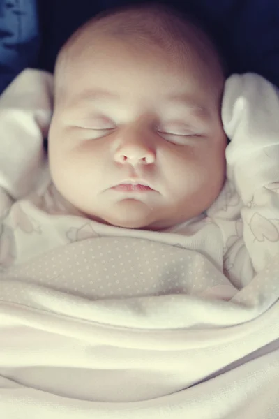 Portrait of a beautiful 1 month newborn sleeping — Stock Photo, Image
