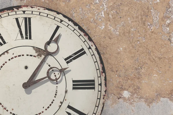 3D-Darstellung einer alten Uhr an einer schmutzigen und alten Wand — Stockfoto
