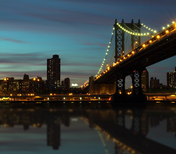 Picture of Manhattan bridge at night